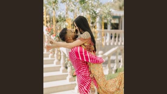 हार्दिकने आधी ख्रिश्चन रितीरिवाजांनुसार लग्न केले आणि त्यानंतर त्याने हिंदू रितीरिवाजांनुसार सात फेरेही घेतले. हार्दिकने आधी ख्रिश्चन रितीरिवाजांनुसार लग्न केले आणि त्यानंतर त्याने हिंदू रितीरिवाजांनुसार सात फेरेही घेतले. 