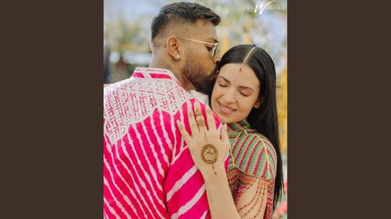 भारतीय क्रिकेट संघाचा स्टार अष्टपैलू हार्दिक पांड्याने त्याची पत्नी नताशा स्टॅनकोविचसोबत १४ फेब्रुवारी रोजी दुसऱ्यांदा लग्न केले. हार्दिकने राजस्थानमधील उदयपूरमध्ये हे लग्न केले. यापूर्वी, हार्दिक आणि नताशा यांनी २०२० मध्ये कोर्टात लग्न केले होते. भारतीय क्रिकेट संघाचा स्टार अष्टपैलू हार्दिक पांड्याने त्याची पत्नी नताशा स्टॅनकोविचसोबत १४ फेब्रुवारी रोजी दुसऱ्यांदा लग्न केले. हार्दिकने राजस्थानमधील उदयपूरमध्ये हे लग्न केले. यापूर्वी, हार्दिक आणि नताशा यांनी २०२० मध्ये कोर्टात लग्न केले होते. 