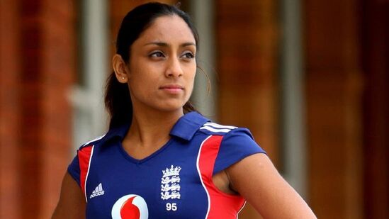 isa guha - इसा गुहा ही इंग्लंडचा माजी क्रिकेटपटू आहे. तिची एकूण संपत्ती सुमारे $१.५ मिलियन डॉलर्स आहे. २००१ ते २०११ दरम्यान ती इंग्लंडकडून खेळायची. ती सध्या कॉमेंट्री करते.