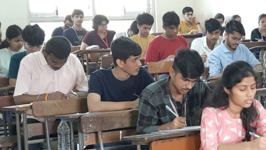 आजपासून राज्य माध्यमिक उच्च माध्यमिक शिक्षण मंडळाकडून घेण्यात येणाऱ्या बारावी बोर्ड परीक्षेला आज पासून सुरुवात झाली.