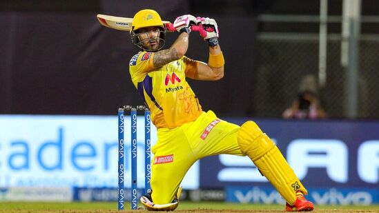 Faf du Plessis csk - ఐపీఎల్ చరిత్రలో ఫాఫ్ డుప్లెసిస్‌ను అత్యుత్తమ బ్యాటర్లలో ఒకడిగా పరిగణించవచ్చు. ప్రస్తుతం రాయల్ ఛాలెంజర్స్ బెంగళూరుకు కెప్టెన్‌గా వ్యవహరిస్తున్నప్పటికీ 2021 సీజన్ వరకు కూడా అతడు చెన్నైకు ప్రాతినిధ్యం వహించాడు. సీఎస్‌కే తరఫున 92 మ్యాచ్‌లు ఆడిన అతడు 2721 పరుగులు చేశాడు. ఇందులో 20 అర్ధశతకాలు ఉన్నాయి.