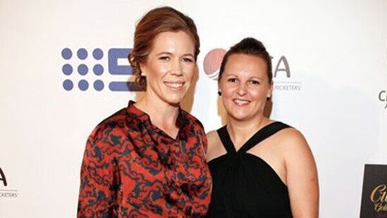 Alex Blackwell and Lynsey Askew : ऑस्ट्रेलियन खेळाडू अॅलेक्स ब्लॅकवेलने जवळपास ८ वर्षे डेट केल्यानंतर २०१५ मध्ये इंग्लंडच्या लिन्से एस्क्यूसोबत लग्न केले. २०१३ मध्ये, अॅलेक्सने जाहीरपणे स्वीकारले की ती समलैंगिक आहे. ब्लॅकवेलने ऑस्ट्रेलियासाठी २५२ आंतरराष्ट्रीय सामने खेळले आहेत, तर लिन्सीने इंग्लंडसाठी १४ आंतरराष्ट्रीय सामने खेळले आहेत. Alex Blackwell and Lynsey Askew : ऑस्ट्रेलियन खेळाडू अॅलेक्स ब्लॅकवेलने जवळपास ८ वर्षे डेट केल्यानंतर २०१५ मध्ये इंग्लंडच्या लिन्से एस्क्यूसोबत लग्न केले. २०१३ मध्ये, अॅलेक्सने जाहीरपणे स्वीकारले की ती समलैंगिक आहे. ब्लॅकवेलने ऑस्ट्रेलियासाठी २५२ आंतरराष्ट्रीय सामने खेळले आहेत, तर लिन्सीने इंग्लंडसाठी १४ आंतरराष्ट्रीय सामने खेळले आहेत.