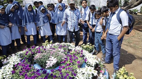 कुंड्यामध्ये वाढलेल्या फळभाज्या, पालेभाज्या, विदेशी वनस्पती, फळझाडे, हंगामी फुलझाडे, शोभिवंत पानाची झाडे, सुगंधी व औषधी वनस्पती, गुलाबाची रोपे यांचे शेकडो प्रकार मुंबईकरांना या प्रदर्शनात पहायला मिळाले. शीव, कुर्ला, धारावी परिसरातील विविध शाळांच्या विद्यार्थ्यांनी या पुष्प प्रदर्शनाला भेट देऊन विविध जातीच्या झाडांविषयी माहिती जाणून घेतली. कुंड्यामध्ये वाढलेल्या फळभाज्या, पालेभाज्या, विदेशी वनस्पती, फळझाडे, हंगामी फुलझाडे, शोभिवंत पानाची झाडे, सुगंधी व औषधी वनस्पती, गुलाबाची रोपे यांचे शेकडो प्रकार मुंबईकरांना या प्रदर्शनात पहायला मिळाले. शीव, कुर्ला, धारावी परिसरातील विविध शाळांच्या विद्यार्थ्यांनी या पुष्प प्रदर्शनाला भेट देऊन विविध जातीच्या झाडांविषयी माहिती जाणून घेतली.