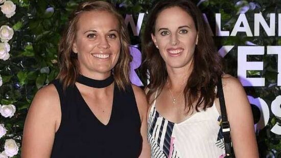 Lea Tahuhu and Amy Satterthwaite : न्यूझीलंडची महिला क्रिकेटपटू एमी सॅटरथवेट आणि ली ताहुहू यांनी २०१७ मध्ये लग्न केले. सॅटरथवेट ही डाव्या हाताची फलंदाज आहे, तर ताहुहू ही उजव्या हाताची वेगवान गोलंदाज आहे. दोघीही एकमेकांना ८ वर्षांपासून ओळखत होत्या. त्यांनी २०१४ मध्ये लग्न केले. या जोडप्याला एक मुलगी आहे, जिचा जन्म १३ जानेवारी २०२१ रोजी झाला होता. Lea Tahuhu and Amy Satterthwaite : न्यूझीलंडची महिला क्रिकेटपटू एमी सॅटरथवेट आणि ली ताहुहू यांनी २०१७ मध्ये लग्न केले. सॅटरथवेट ही डाव्या हाताची फलंदाज आहे, तर ताहुहू ही उजव्या हाताची वेगवान गोलंदाज आहे. दोघीही एकमेकांना ८ वर्षांपासून ओळखत होत्या. त्यांनी २०१४ मध्ये लग्न केले. या जोडप्याला एक मुलगी आहे, जिचा जन्म १३ जानेवारी २०२१ रोजी झाला होता.