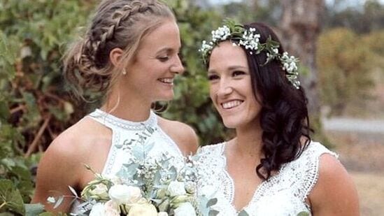 Megan Schutt and Jess Holyoake : ऑस्ट्रेलियन संघाची वेगवान गोलंदाज मेगन शुटने २०१९ मध्ये क्रिकेट ऑस्ट्रेलियामध्ये सुविधा व्यवस्थापक म्हणून काम करणाऱ्या जेस होलिएकशी लग्न केले. त्याच वेळी, या जोडप्याला एक मुलगी देखील आहे. मुलीचा जन्म २०२१ ऑगस्टमध्ये झाला आणि त्यांनी तिचे नाव रेली लॉयस शूट ठेवले आहे. Megan Schutt and Jess Holyoake : ऑस्ट्रेलियन संघाची वेगवान गोलंदाज मेगन शुटने २०१९ मध्ये क्रिकेट ऑस्ट्रेलियामध्ये सुविधा व्यवस्थापक म्हणून काम करणाऱ्या जेस होलिएकशी लग्न केले. त्याच वेळी, या जोडप्याला एक मुलगी देखील आहे. मुलीचा जन्म २०२१ ऑगस्टमध्ये झाला आणि त्यांनी तिचे नाव रेली लॉयस शूट ठेवले आहे. 