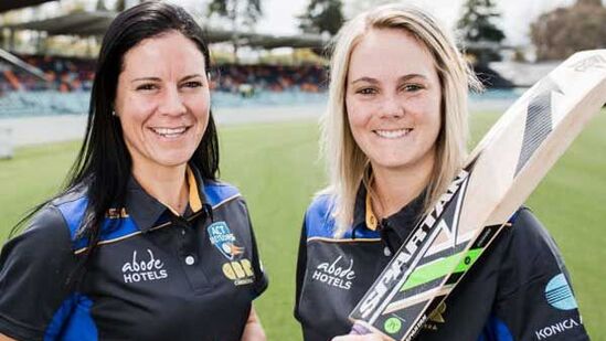 Dane van Niekerk and Marizanne Kapp : दक्षिण आफ्रिकन संघाची खेळाडू डेन वेन निकेर्क आणि स्टार अष्टपैलू खेळाडू मारिजने कॅप यांनी काही काळ एकमेकांना डेट केल्यानंतर २०१८ मध्ये लग्न केले. या दोन्ही खेळाडूंनी २००९ मध्ये आंतरराष्ट्रीय क्रिकेटमध्ये पदार्पण केले होते. Dane van Niekerk and Marizanne Kapp : दक्षिण आफ्रिकन संघाची खेळाडू डेन वेन निकेर्क आणि स्टार अष्टपैलू खेळाडू मारिजने कॅप यांनी काही काळ एकमेकांना डेट केल्यानंतर २०१८ मध्ये लग्न केले. या दोन्ही खेळाडूंनी २००९ मध्ये आंतरराष्ट्रीय क्रिकेटमध्ये पदार्पण केले होते. 