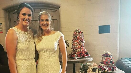 Natalie Sciver and Katherine Brunt : इंग्लंड महिला क्रिकेट संघाच्या दोन खेळाडू नॅट सीव्हर आणि कॅथरीन ब्रंट यांनी लग्न केले आहे. ५ वर्षे रिलेशनशिपमध्ये राहिल्यानंतर दोन्ही क्रिकेटपटूंनी २९ मे २०२२ रोजी लग्न केले आणि नव्या आयुष्याला सुरुवात केली. ऑक्टोबर २०१९ मध्ये नताली सीव्हर आणि कॅथरीन ब्रंट दोघांनी सारखपुडा केला होता. Natalie Sciver and Katherine Brunt : इंग्लंड महिला क्रिकेट संघाच्या दोन खेळाडू नॅट सीव्हर आणि कॅथरीन ब्रंट यांनी लग्न केले आहे. ५ वर्षे रिलेशनशिपमध्ये राहिल्यानंतर दोन्ही क्रिकेटपटूंनी २९ मे २०२२ रोजी लग्न केले आणि नव्या आयुष्याला सुरुवात केली. ऑक्टोबर २०१९ मध्ये नताली सीव्हर आणि कॅथरीन ब्रंट दोघांनी सारखपुडा केला होता.