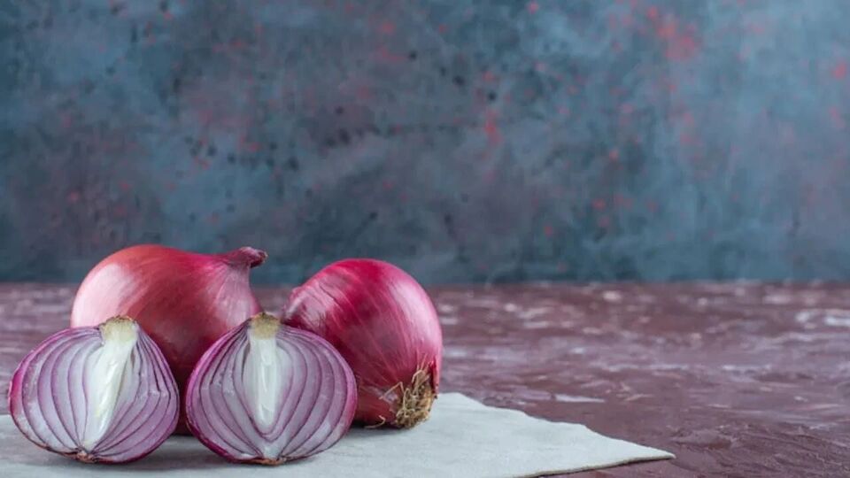 Raw Onion कच्चा कांदा खाताय? थांबा, आधी हे वाचा!know the health