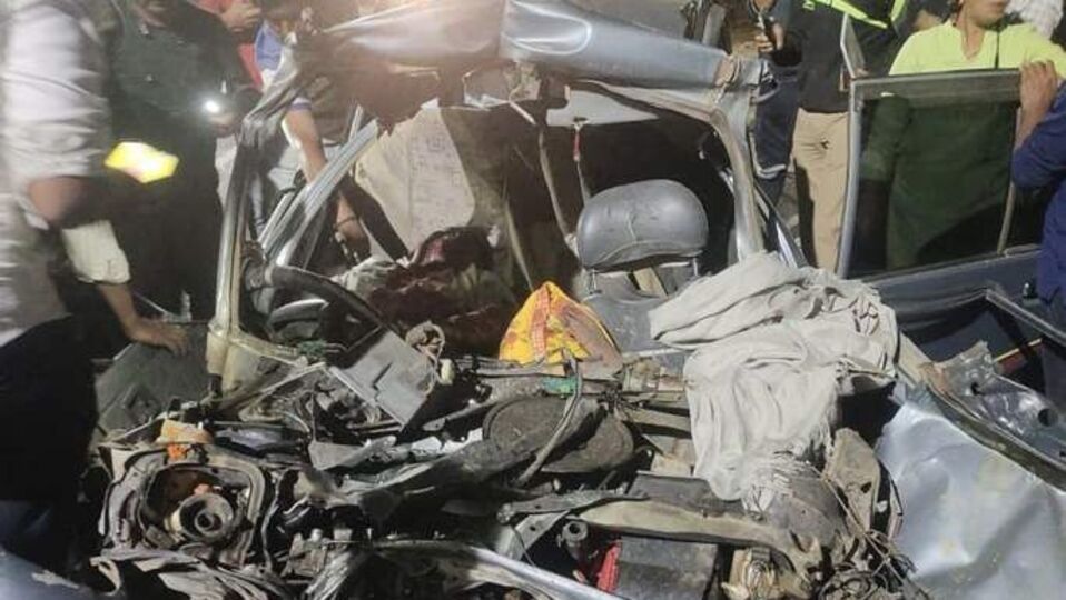 Pune Accident : भरधाव कारची महामार्गावर उभ्या असलेल्या ट्रकला धडक ...