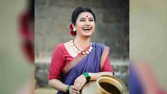 नुकतेच तिने पारंपारिक नऊवारी साडी नेसून सुंदर फोटोशूट केले आहे. यात फोटोशूटमध्ये प्राजक्ताने ‘पुतळीहार’ घातला आहे. हा हार तिच्या गळ्यात अगदी शोभून दिसत आहे. (Photo: @prajakta_official/IG)&nbsp;