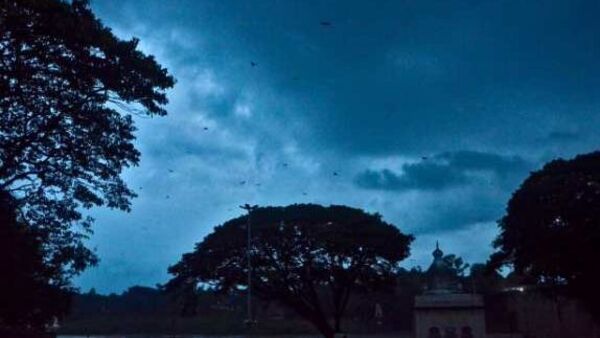 राज्यातील अनेक जिल्ह्यांच्या तापमानात चढ-उतार होत असल्यामुळं त्याचा फटका रब्बी हंगामाच्या पिकांना बसण्याची शक्यता आहे. पुढील ४८ तासांत राज्यातील अनेक भागांमध्ये अवकाळी पावसाच्या सरी कोसळण्याचा अंदाज हवामान खात्यानं वर्तवला आहे.