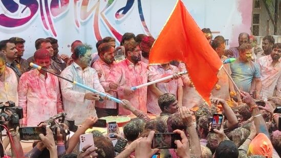 eknath shinde celebrated rangpanchami : मुख्यमंत्री एकनाथ शिंदे यांनी ठाण्यातील निवासस्थानी कुटुंबियांसह मोठ्या जल्लोषात धुलिवंदन साजरं केलं आहे. याशिवाय शिंदे गटाच्या अनेक नेत्यांसह कार्यकर्त्यांनी ठाण्यात गर्दी केली होती.