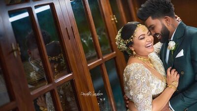 श्रीलंकेचा स्टार अष्टपैलू खेळाडू वनिंदू हसरंगाने आयपीएलपूर्वी त्याची गर्लफ्रेंड विंद्यासोबत लग्न केले आहे. त्यांच्या लग्नाचे फोटो सध्या सोशल मीडियावर मोठ्या प्रमाणात व्हायरल होत आहेत.