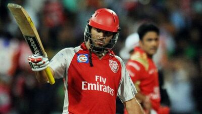 Yuvraj Singh - या यादीत युवराज सिंग तिसऱ्या क्रमांकावर आहे. IPL २००९ मध्ये किंग्ज इलेव्हन पंजाबकडून खेळताना युवराजने ११९ मीटरचा षटकार मारला होता.&nbsp;