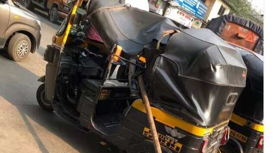 अपघातग्रस्त रिक्षा