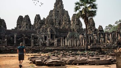 अंगकोर वाट, कंबोडिया: अंगकोर वाट हे जगातील सर्वात मोठे धार्मिक स्मारक आणि वास्तुकलेचा एक प्रभावी पराक्रम आहे. मंदिर परिसर हे पाहण्यासारखे एक विलोभनीय दृश्य आहे आणि कोणत्याही प्रवाश्याने पाहावे असे आहे.
