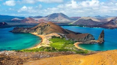 गॅलापागोस बेटे, इक्वाडोर: गॅलापागोस बेटे इक्वाडोरच्या किनारपट्टीवरील ज्वालामुखी बेटांचा समूह आहे. या अनोख्या द्वीपसमूहात विविध प्रकारचे वन्यजीव आहेत, ज्यात महाकाय कासव, निळ्या पायाचे घुबड आणि समुद्री सिंह यांचा समावेश आहे.