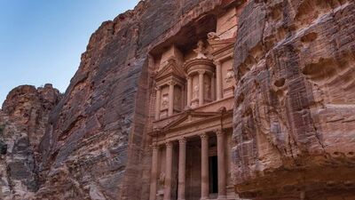 पेट्रा, जॉर्डन: हे प्राचीन शहर जॉर्डनच्या वाळवंटात वसलेले आहे आणि त्याच्या उल्लेखनीय रॉक-कट आर्किटेक्चरसाठी प्रसिद्ध आहे. पेट्रा हे कोणत्याही प्रवाशाला पाहण्यासारखे आहे आणि जगातील सर्वात प्रभावी पुरातत्व स्थळांपैकी एक आहे.