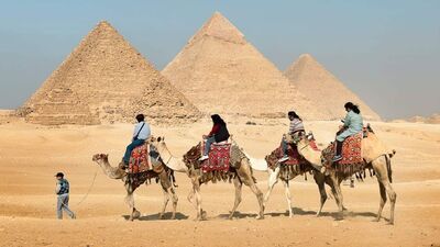 पिरामिड ऑफ गिझा, इजिप्त: गिझाचे पिरॅमिड्स हे जगातील सर्वात प्रतिष्ठित स्थळांपैकी एक आहे.