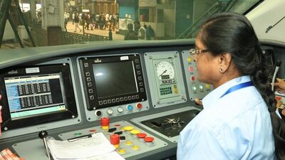 India's first woman railway driver surekha yadav : आशियातील पहिल्या महिला लोको पायलट असलेल्या सुरेखा यादव यांनी आज सोलापूर ते मुंबई दरम्यान वंदे भारत एक्स्प्रेस चालवली आहे.