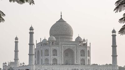 ताजमहाल, भारत: हे प्रतिष्ठित स्मारक जगभर प्रसिद्ध आहे. आग्रा, भारत येथे स्थित, ताजमहाल ही भव्यता आणि सौंदर्यासाठी प्रसिद्ध असलेली पांढरी संगमरवरी समाधी आहे.