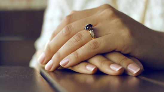 नखे सुशोभित करण्यासाठी बाजारात असंख्य उत्पादने आहेत, परंतु नखांना निरोगी ठेवणारी काही उत्पादने उपलब्ध नाहीत. त्यामुळे मजबूत, लवचिक नखे मिळविण्यासाठी या टिप्स फॉलो करा.&nbsp;