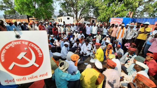 नाशिकहून मुंबई विधानमंडळावर निघालेला किसान सभेचा लाँग मार्च सद्या मुंबईहून ८० किलोमीटर दूर वाशिंद येथील ईदगाह मैदनावर मुक्कामी आहे. <p>नाशिकहून मुंबई विधानमंडळावर निघालेला किसान सभेचा लाँग मार्च सद्या मुंबईहून ८० किलोमीटर दूर वाशिंद येथील ईदगाह मैदनावर मुक्कामी आहे.</p>