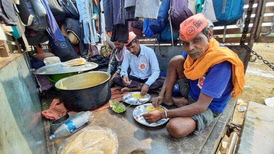 शिंदे सरकारच्या आश्वासनानंतर शेतकरी व आदिवासींनी आपला अपना तात्पुरता स्थगित केला आहे. मात्र किसान सभेच्या नेत्यांनी शुक्रवारी सांगितले की, त्यांच्या मागण्यांवर सरकारकडून ठोर पावले न उचलल्यास ते मुंबईकडे कूच करतील.