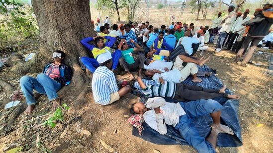 आमचा मुख्यमंत्र्यांच्या आश्वासनावर विश्वास नाही. त्यामुळं मागण्यासंदर्भात सरकारनं लेखी आदेश काढावा अशी भूमिका आंदोलक शेतकऱ्यांनी घेतली आहे.