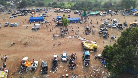 मुंबईपासून ८० किलोमीटर दूर वाशिंदच्या ईदगाह मैदानवर शेतकरी जमले आहेत. दिल्लीतील ऐतिहासिक आंदोलनाच्या धर्तीवर शेतकऱ्यांनी येथे तंबू ठोकले आहेत. अजूनही काही तंबू बनवले जात आहेत.&nbsp;त्याचबरोबर&nbsp;लोकगीते गाऊन जनजागृती केली जात आहे. नेते भाषण करत शेतकऱ्यांचे मनोबल उंचावत आहेत.&nbsp;