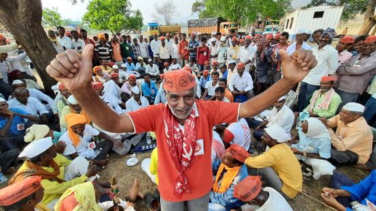 किसान सभेच्या नेत्यांनी म्हटले की, आम्हाला वाटले की, आमच्या मागण्या पूर्ण झाल्या आहेत. तर आमचे हे लाल वादळ माघारी फिरले.&nbsp;नाहीतर ईदगाह मैदानावर आराम केल्यानंतर शेतकरी नव्या जोमाने मुंबईकडे कूच करेल व मुंबई बंद करेल.&nbsp;