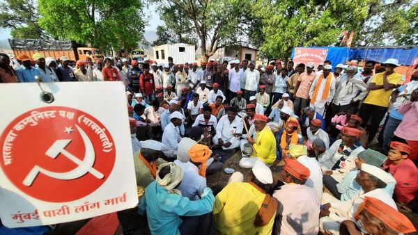 नाशिकहून मुंबई विधानमंडळावर निघालेला किसान सभेचा लाँग&nbsp;मार्च&nbsp;सद्या मुंबईहून ८० किलोमीटर दूर&nbsp;वाशिंद&nbsp;येथील ईदगाह मैदनावर मुक्कामी आहे.