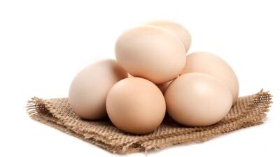 तज्ज्ञांच्या मते, अंडी कधीही रेफ्रिजरेटरमध्ये ठेवू नयेत. सामान्य तापमानात ठेवलेल्या अंडीमुळे स्वयंपाक आरोग्यदायी आणि चविष्ट होतो. त्यामुळे अंडी फ्रीजमध्ये न ठेवणे चांगले.&nbsp;