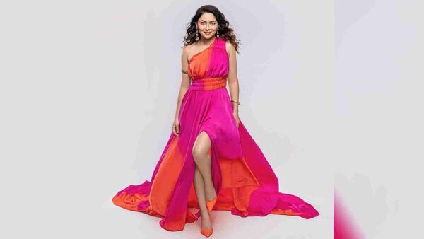 नुकतेच सोनाली कुलकर्णी हिने सुंदर कलरफुल ड्रेसमधील फोटो शेअर केले आहेत. यामध्ये ती खूप सुंदर दिसत आहे. तिचा हा लूक नेटकऱ्यांना फार आवडला आहे. (Photo: @ sonalee18588/IG) &nbsp;&nbsp;