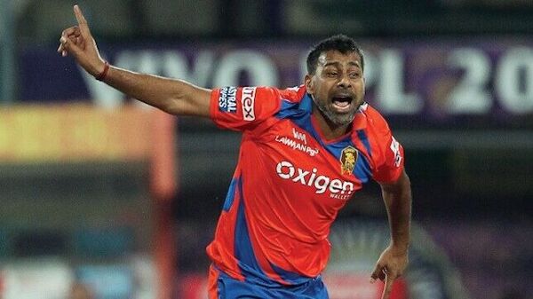 praveen kumar Hat-tricks In IPL - याशिवाय अजित चंडिला, मखाया एनटिनी, अक्षर पटेल, सॅम्युअल बद्री, युझवेंद्र चहल, प्रवीण कुमार, प्रवीण तांबे, शेन वॉटसन, लक्ष्मीपती बालाजी, श्रेयस गोपाल, हर्षल पटेल, अँड्र्यू टाय, जयदेव उनाडकट आणि सॅम करन यांचा या यादीत समावेश आहे.