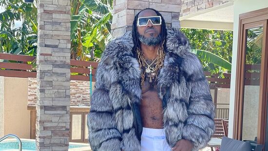 1) ख्रिस गेल- Chris Gayle : आयपीएलमध्ये सर्वात वेगवान शतक ख्रिस गेलनं ठोकलं आहे. त्याने २०१३ मध्ये आरसीबीकडून खेळताना पुणेविरुद्ध ३० चेंडूत शतक केलं होतं. त्याने १३ चौकार आणि १७ षटकारांच्या मदतीने नाबाद १७५ धावा केल्या होत्या. 1) ख्रिस गेल- Chris Gayle : आयपीएलमध्ये सर्वात वेगवान शतक ख्रिस गेलनं ठोकलं आहे. त्याने २०१३ मध्ये आरसीबीकडून खेळताना पुणेविरुद्ध ३० चेंडूत शतक केलं होतं. त्याने १३ चौकार आणि १७ षटकारांच्या मदतीने नाबाद १७५ धावा केल्या होत्या.