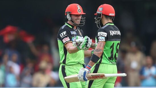 5) एबी डिव्हिलियर्स - AB de Villiers : आरसीबीकडून खेळताना एबीडीने २०१६ मध्ये गुजरात लायन्सविरुद्ध ४३ चेंडूत शतक ठोकलं होतं. या खेळीत त्याने १२ षटकार आणि १० चौकारांसह १२९ धावा केल्या होत्या. 5) एबी डिव्हिलियर्स - AB de Villiers : आरसीबीकडून खेळताना एबीडीने २०१६ मध्ये गुजरात लायन्सविरुद्ध ४३ चेंडूत शतक ठोकलं होतं. या खेळीत त्याने १२ षटकार आणि १० चौकारांसह १२९ धावा केल्या होत्या.