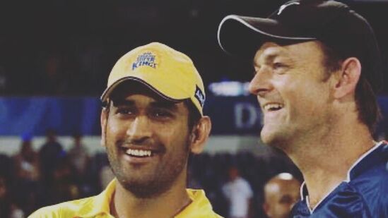 4) अॅडम गिलख्रिस्ट - Adam Gilchrist २००८ मध्ये डेक्कन चार्जर्सकडून खेळताना गिलीने मुंबईविरुद्ध ४२ चेंडूत शतक ठोकलं होतं. त्याने १० षटकार आणि ९ चौकारांच्या साह्याने १०९ धावा केल्या होत्या. 4) अॅडम गिलख्रिस्ट - Adam Gilchrist २००८ मध्ये डेक्कन चार्जर्सकडून खेळताना गिलीने मुंबईविरुद्ध ४२ चेंडूत शतक ठोकलं होतं. त्याने १० षटकार आणि ९ चौकारांच्या साह्याने १०९ धावा केल्या होत्या.