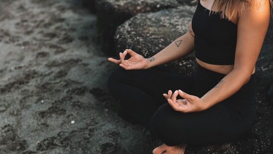 योगाचे अनेक फायदे आहेत आणि एक दिनचर्या सुरू करणे आणि ते जीवनात समाविष्ट करणे खूप महत्वाचे आहे. आज आम्ही तुम्हाला ते किकस्टार्ट करण्याचे ५ मार्ग सांगणार आहोत.