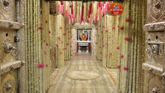 गुढी पाडव्याच्या निमित्ताने श्रीक्षेत्र पंढरपूरच्या श्री विठ्ठल रुक्मिणी मंदिरामध्ये फुलांची सजावट करण्यात आली आहे. मंदिराचा गाभारा आणि अन्य दर्शनी भागात केलेल्या या मनमोहक सजावटीमध्ये जवळपास ७०० किलो विविध फुलांचा वापर करण्यात आला आहे. <p>गुढी पाडव्याच्या निमित्ताने श्रीक्षेत्र पंढरपूरच्या श्री विठ्ठल रुक्मिणी मंदिरामध्ये फुलांची सजावट करण्यात आली आहे. मंदिराचा गाभारा आणि अन्य दर्शनी भागात केलेल्या या मनमोहक सजावटीमध्ये जवळपास ७०० किलो विविध फुलांचा वापर करण्यात आला आहे.</p>