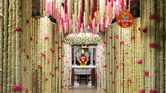 मंदिराच्या सजावटीसाठी ४५० किलो शेवंती, ४० किलो गुलाबी कण्हेर, ४० किलो अश्टर, १०० किलो झेंडू, ५० जुड्या गुलाब इत्यादी फुलांचा वापर करण्यात आला आहे. पुणे जिल्ह्यातील रांजणगाव येथील भाविक नानासाहेब दिनकरराव पाचनकर यांनी ही सजावट विठ्ठल चरणी अर्पण केली आहे. मंदिराच्या सजावटीसाठी ४५० किलो शेवंती, ४० किलो गुलाबी कण्हेर, ४० किलो अश्टर, १०० किलो झेंडू, ५० जुड्या गुलाब इत्यादी फुलांचा वापर करण्यात आला आहे. पुणे जिल्ह्यातील रांजणगाव येथील भाविक नानासाहेब दिनकरराव पाचनकर यांनी ही सजावट विठ्ठल चरणी अर्पण केली आहे.