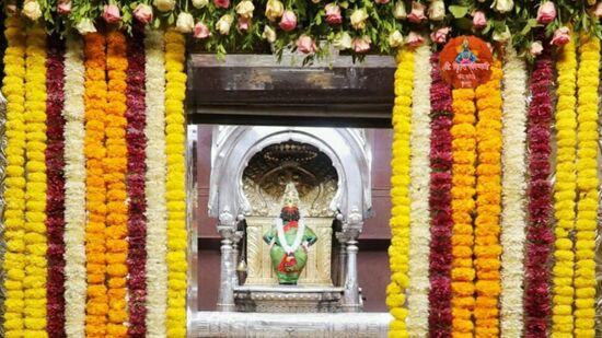 नूतन मराठी वर्षारंभ गुढीपाडवाच्या निमित्ताने विठ्ठल मंदिर समितीच्यावतीने श्रींच्या मंदिरात व सोळखांबी व सभामंडप येथे झेंडू , गुलाब, अस्तर, कण्हेरच्या फुलांची सुंदर आरास करण्यात आली आहे. सुमारे ७०० किलो पाना फुलांचा वापर करुन मनमोहक आरास करण्यात करण्यात आली असून यामुळे मंदिराचे स्वरुप नयनरम्य दिसत आहे. नूतन मराठी वर्षारंभ गुढीपाडवाच्या निमित्ताने विठ्ठल मंदिर समितीच्यावतीने श्रींच्या मंदिरात व सोळखांबी व सभामंडप येथे झेंडू , गुलाब, अस्तर, कण्हेरच्या फुलांची सुंदर आरास करण्यात आली आहे. सुमारे ७०० किलो पाना फुलांचा वापर करुन मनमोहक आरास करण्यात करण्यात आली असून यामुळे मंदिराचे स्वरुप नयनरम्य दिसत आहे.