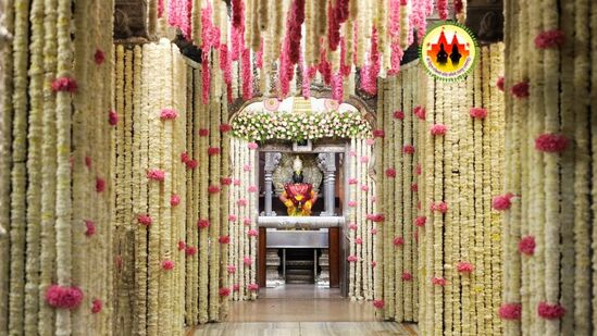 विठ्ठल रुक्मिणीचे दर्शन घेण्यासाठी आलेल्या भाविकांमधून ही आरास पाहून समाधान व्यक्त केले जात आहे. गुढीपाडव्यानिमित्त आजपासून तुळशी पूजा व चंदन उटी पूजेला सुरुवात होत असल्याने एकूणच मंदिरातील वातावरण आनंदीमय झाले आहे. विठ्ठल रुक्मिणीचे दर्शन घेण्यासाठी आलेल्या भाविकांमधून ही आरास पाहून समाधान व्यक्त केले जात आहे. गुढीपाडव्यानिमित्त आजपासून तुळशी पूजा व चंदन उटी पूजेला सुरुवात होत असल्याने एकूणच मंदिरातील वातावरण आनंदीमय झाले आहे. 