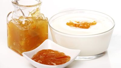 दूध आणि मध: दूध आणि मध यांचे समान भाग मिक्स करा आणि हाताला लावा. कोमट पाण्याने धुण्यापूर्वी १० -१५ मिनिटे राहू द्या. दुधातील लॅक्टिक अॅसिड त्वचेच्या मृत पेशींना बाहेर काढण्यास मदत करते तर मध त्वचेला मॉइश्चरायझ करते.