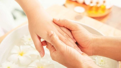 आपले हात प्रदूषण, धूळ आणि सूर्यामुळे होणारे नुकसान यासारख्या विविध पर्यावरणीय घटकांच्या संपर्कात येतात. हाताची नियमित काळजी डेड स्किन सेल्स काढून टाकून आणि नवीन पेशींच्या वाढीस प्रोत्साहन देऊन निरोगी त्वचा राखण्यास मदत करते. लहान बाळांच्या हातासारखे मुलायम हातांसाठी हे घरगुती उपाय करुन पाहा.&nbsp;
