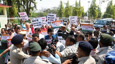 Against Rahul Gandhi Disqualification : राहुल गांधी यांच्यावरील कारवाईविरोधात विरोधी पक्षाच्या खासदारांनी दिल्लीत निदर्शनं केली आहे. यावेळी काँग्रेसच्या कार्यकर्त्यांनी केंद्रातील मोदी सरकारचा निषेध करत जोरदार घोषणाबाजी केली.