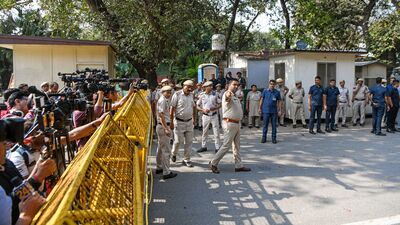 खासदारांना ताब्यात घेण्यात आल्यानंतर दिल्ली पोलिसांनी काँग्रेसच्या मुख्यालयाबाहेर तगडा पोलीस बंदोबस्त तैनात केला आहे.