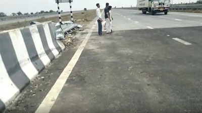 Maharashtra Samruddhi Mahamarg : समृद्धी महामार्गावर छत्रपती संभाजी नगर जिल्ह्यातील डोणगावनजीक भीषण अपघात झाला आहे. सुदैवानं यात कुणालाही जीवीतहानी झालेली नाही.