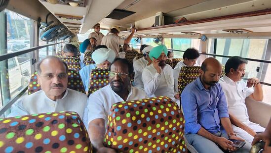 Congress Party Protest Against Rahul Gandhi Disqualification : पंतप्रधान नरेंद्र मोदी यांच्या आडनावावरून केलेल्या टिप्पणीमुळं सूरतमधील कोर्टानं राहुल गांधी यांना दोन वर्षाची शिक्षा सुनावली आहे. त्यानंतर लोकसभेचे अध्यक्ष ओम बिर्ला यांनी राहुल गांधींची खासदारकी रद्द केली आहे.