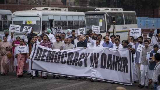 काँग्रेसच्या खासदारांसह अनेक नेते, पदाधिकारी आणि कार्यकर्त्यांनाही पोलिसांनी ताब्यात घेतलं आहे. त्यामुळं आता यावरून नवा राजकीय वाद पेटण्याची चिन्हं आहेत.